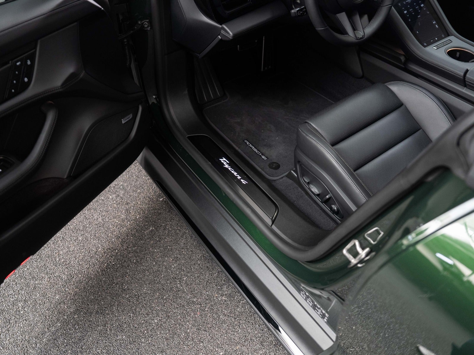 Gallery image 16 of 18