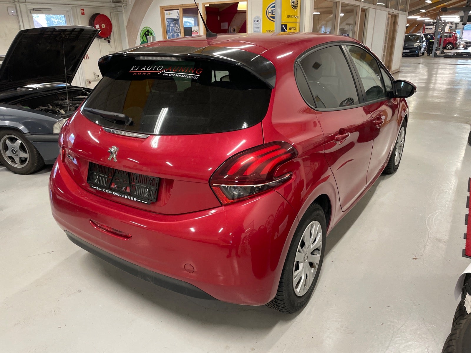 Peugeot 208 BlueHDi 100 Strike
