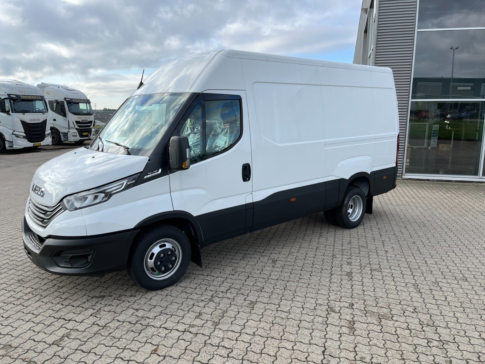 Billede af Iveco Daily 3,0 35C18 12m³ Van AG8