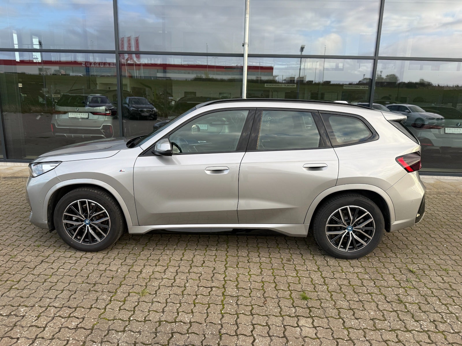BMW iX1 eDrive20 M-Sport Premium 5d - 3