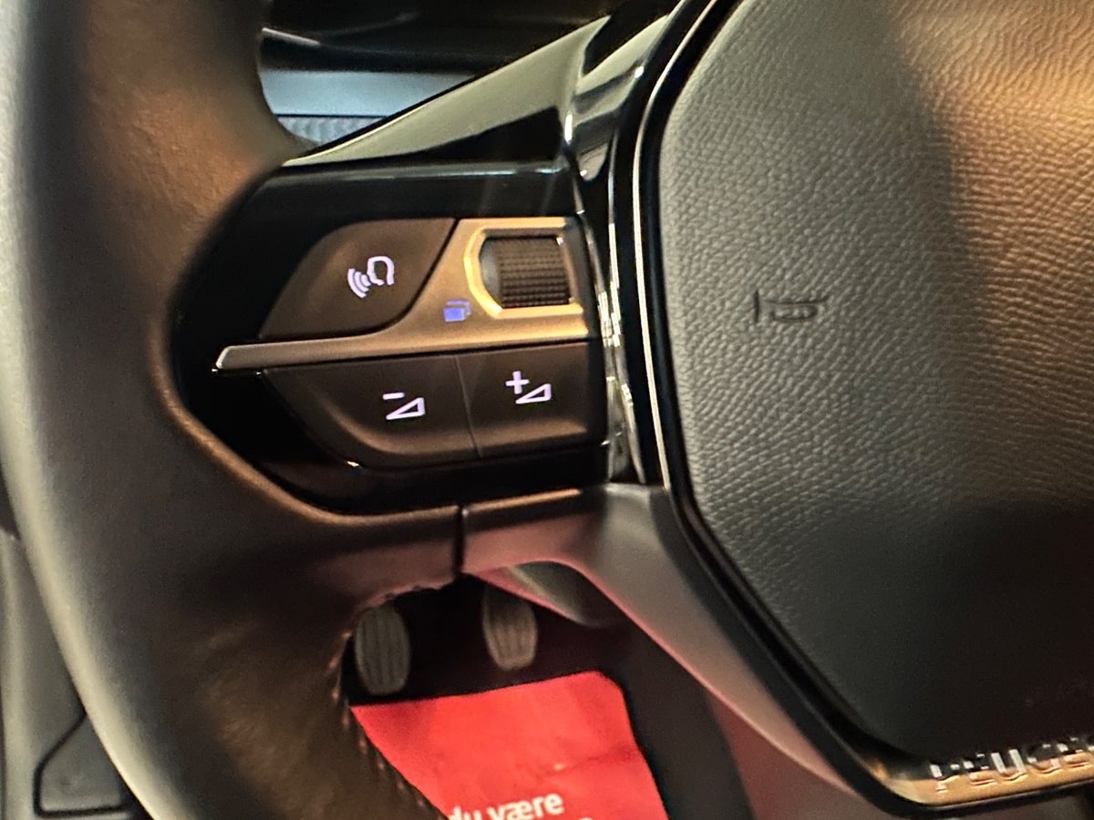 Peugeot 208 PureTech 100 Selection Sport Peugeot 208 PureTech 100 Selection Sport