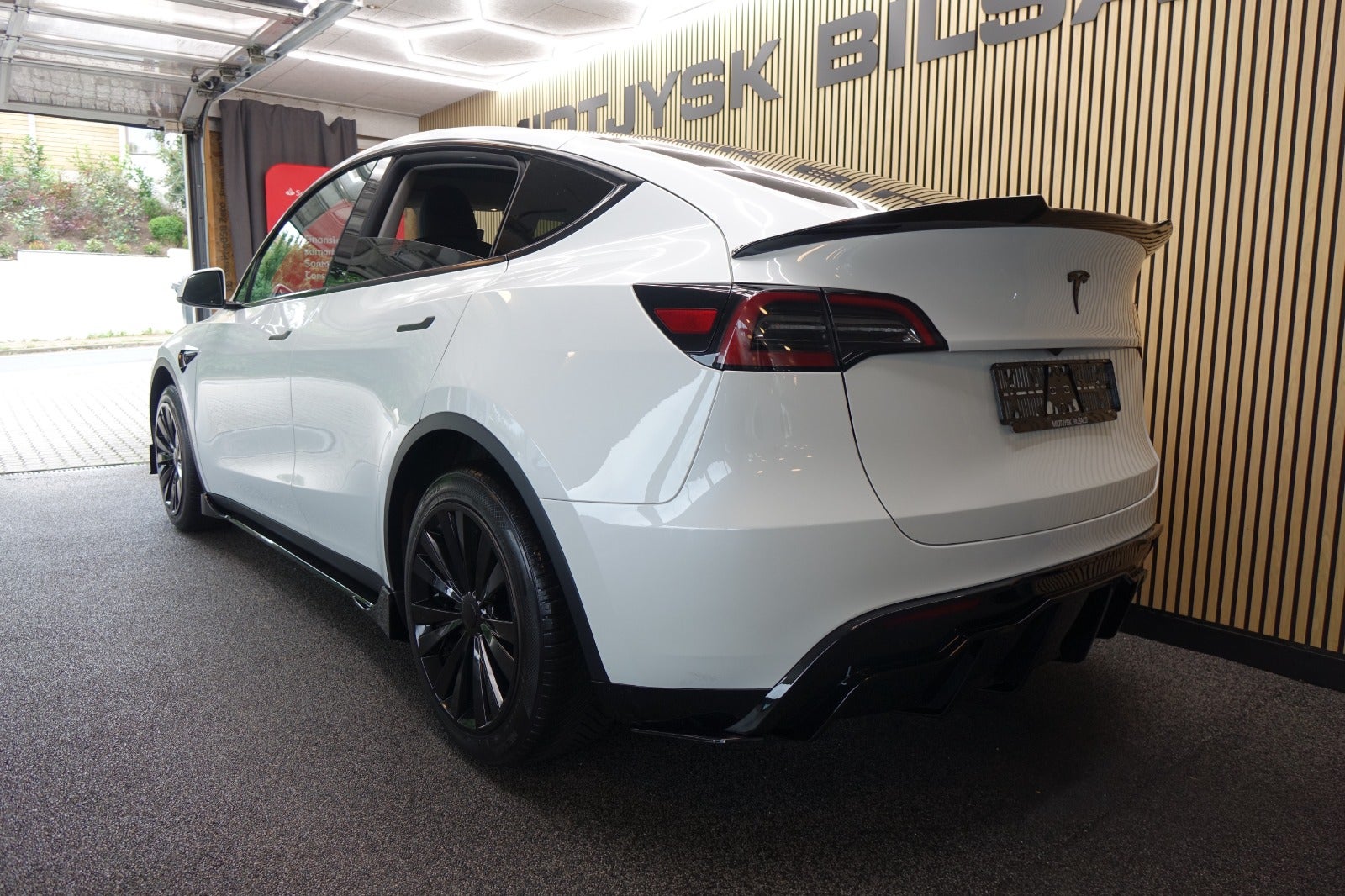 Tesla Model Y, Billede 2