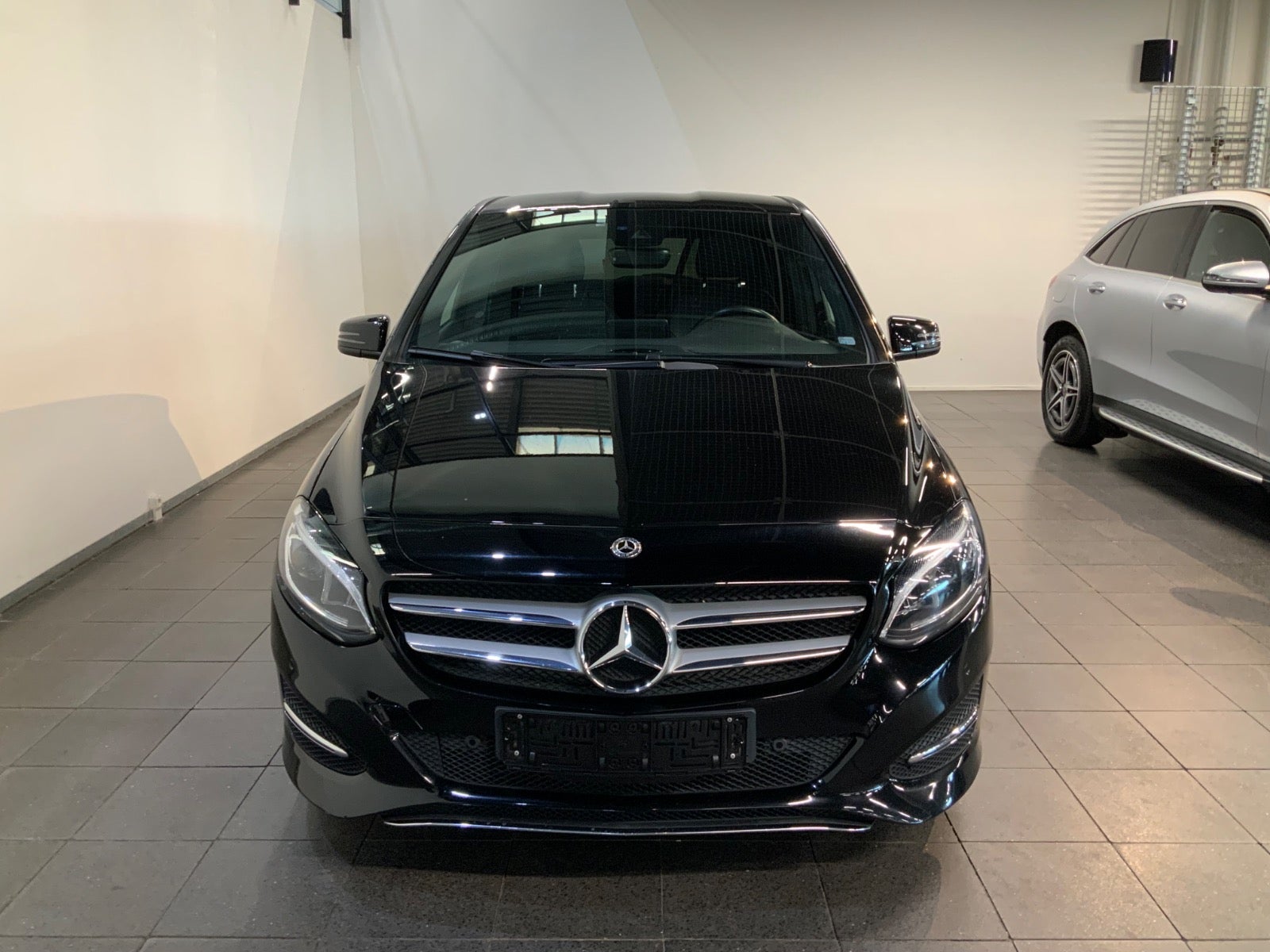 Mercedes-Benz B 220 d (2/8)