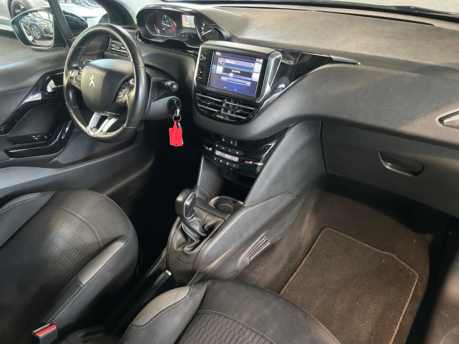 Peugeot 208 - 8