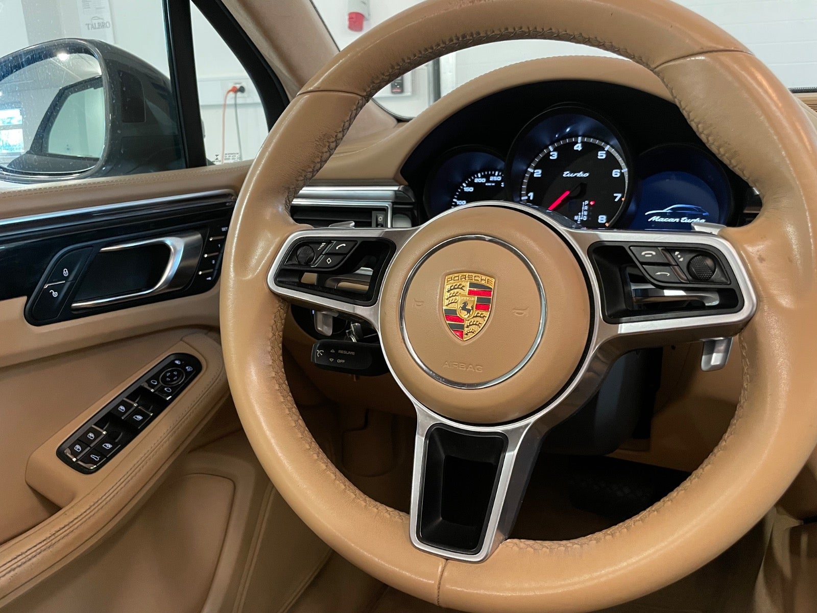 Porsche – Macan Turbo