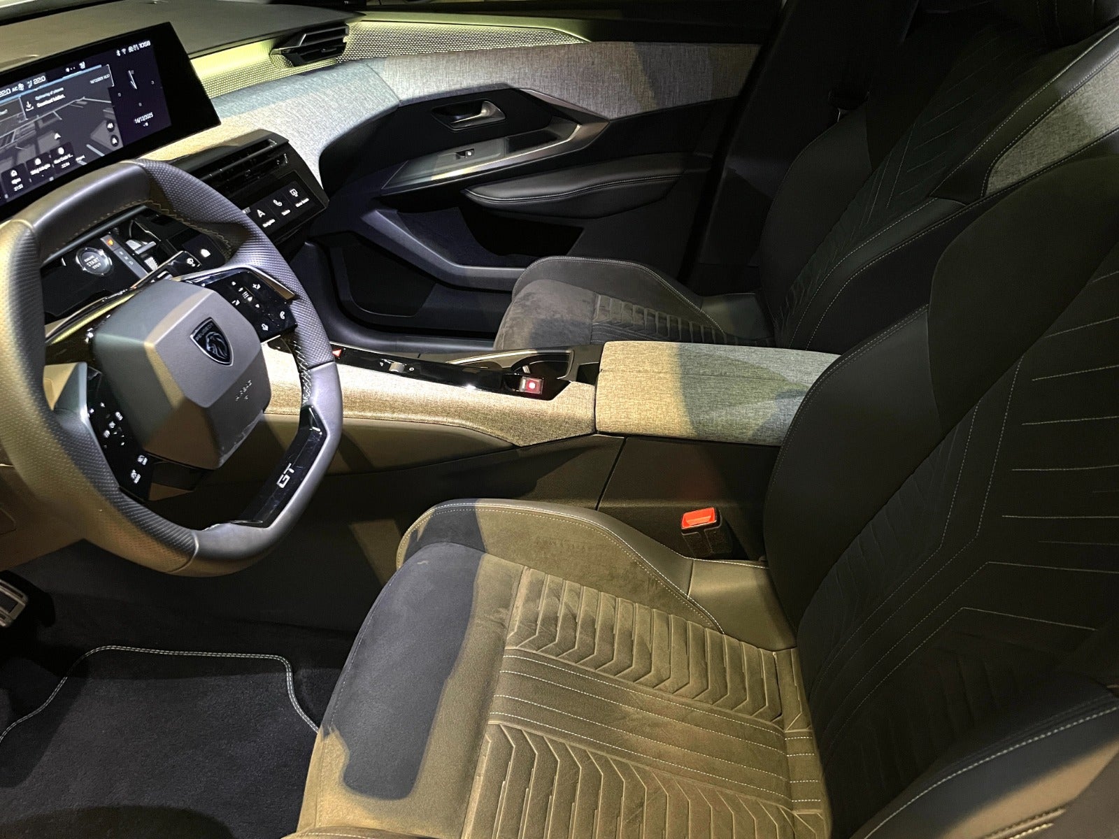 Billede af Peugeot e-3008 77 GT