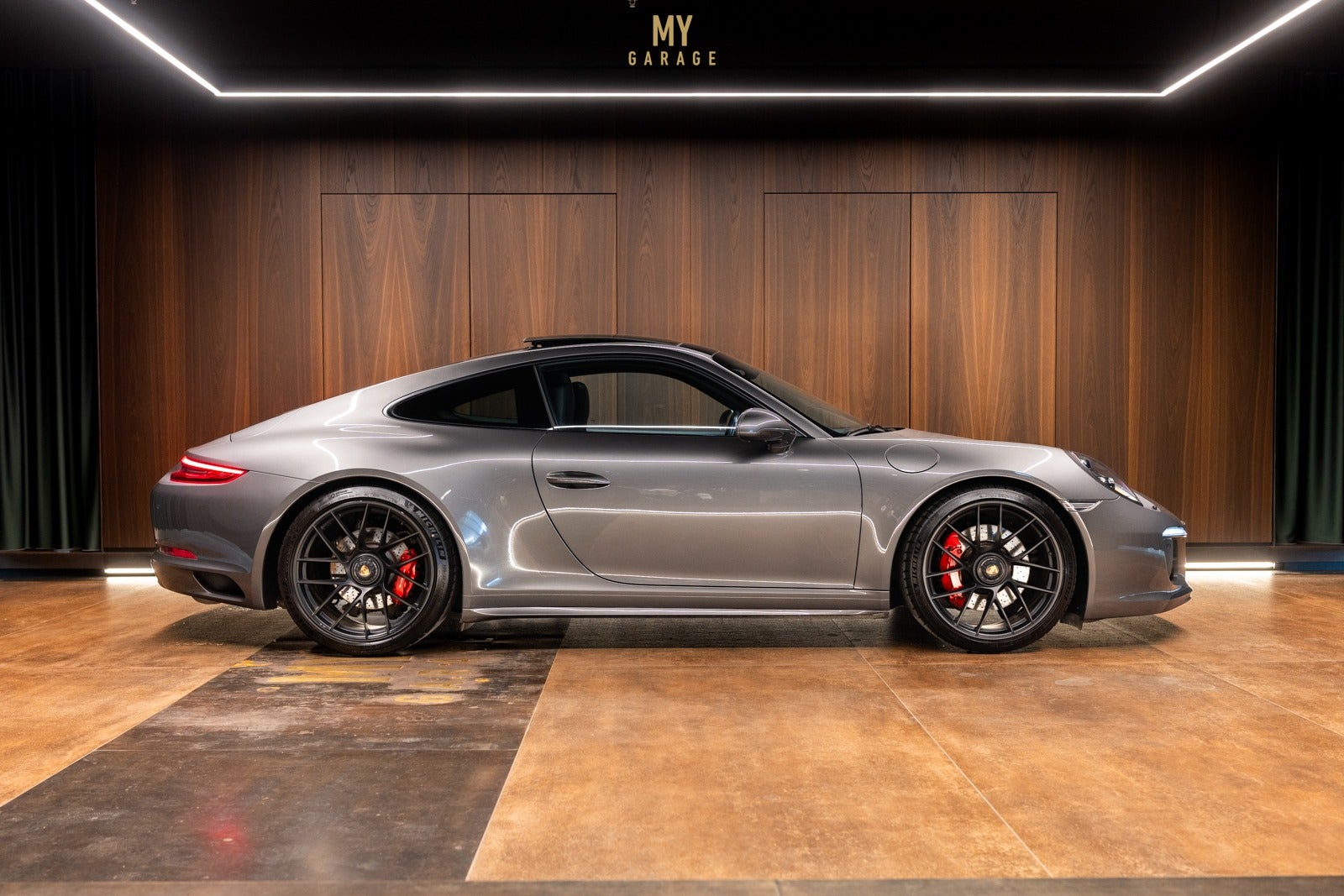 Porsche 911 Carrera 4 GTS