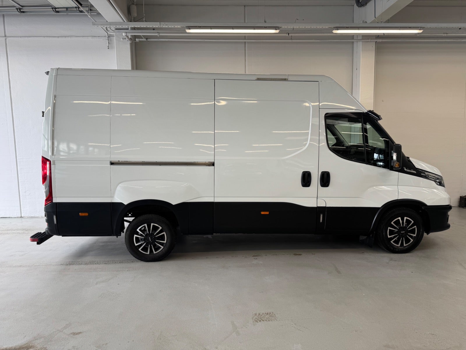 Billede af Iveco Daily 2,3 35S16 12m³ Van AG8