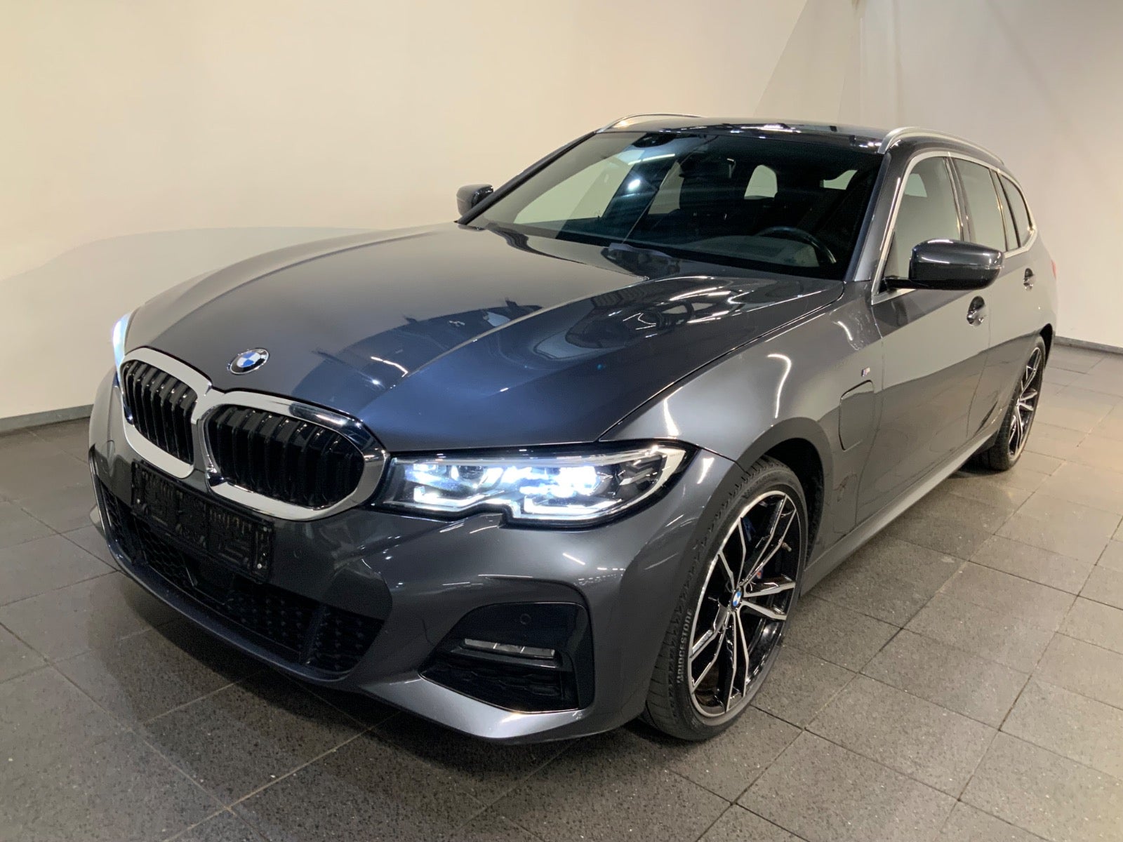 BMW 330e (1/8)