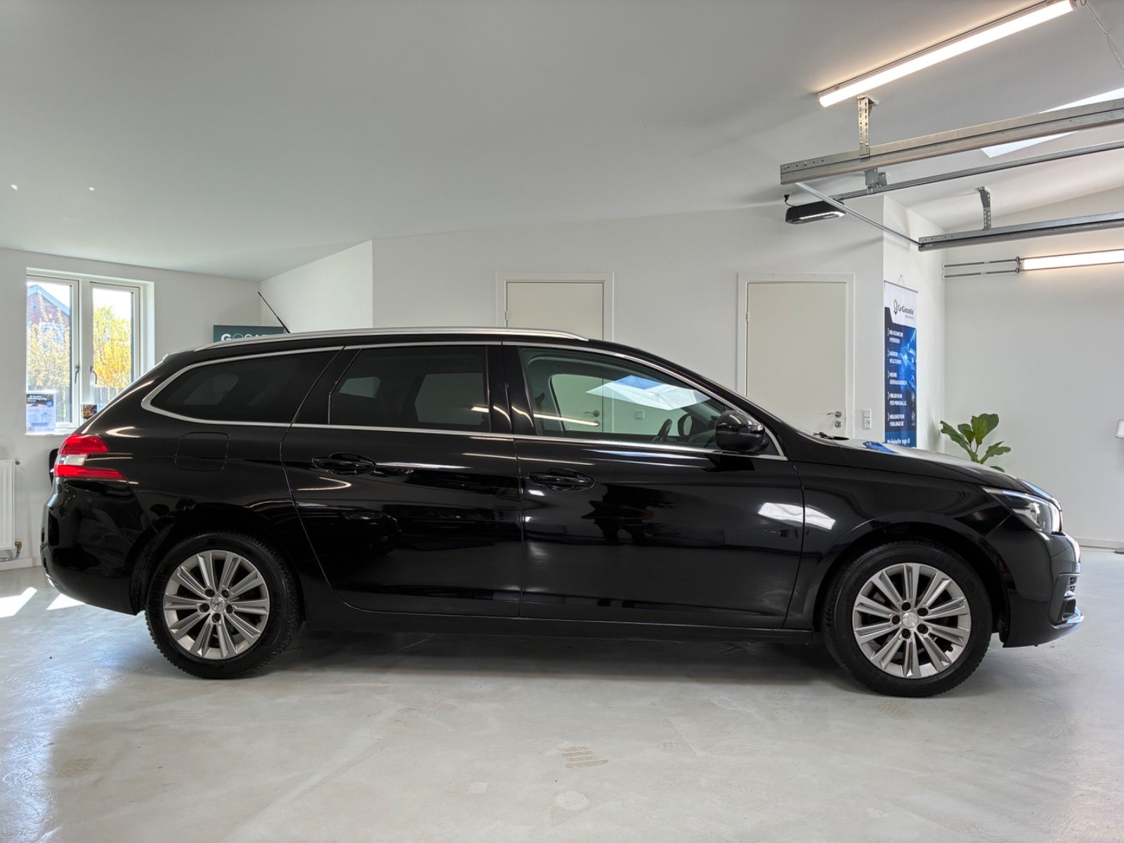 Billede af Peugeot 308 1,2 e-THP 130 Allure Sky SW EAT6