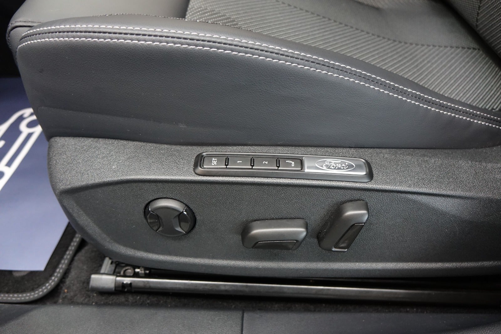 Ford Explorer Select Extended Range