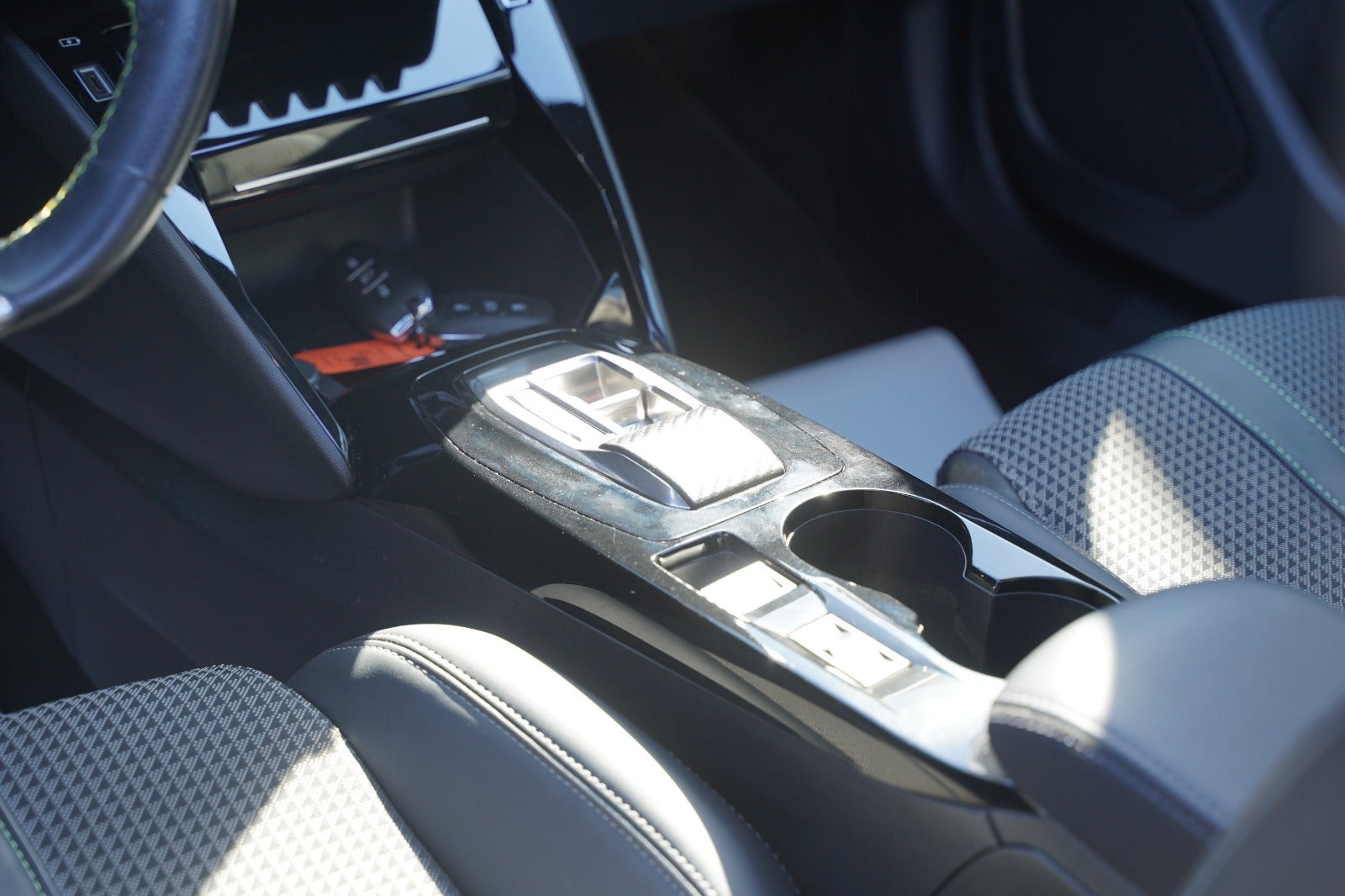 Billede af Peugeot e-2008 50 GT Sky