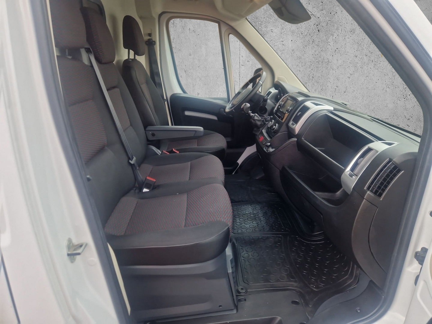 Billede af Peugeot Boxer 333 2,2 BlueHDi 140 L2H2 Premium