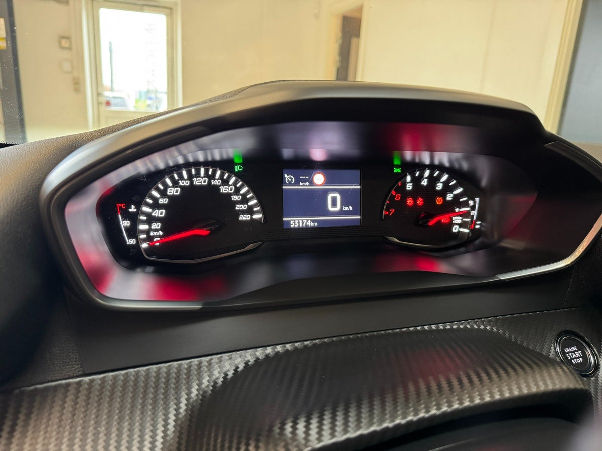 Peugeot 208 PureTech 100 Evolution Peugeot 208 PureTech 100 Evolution