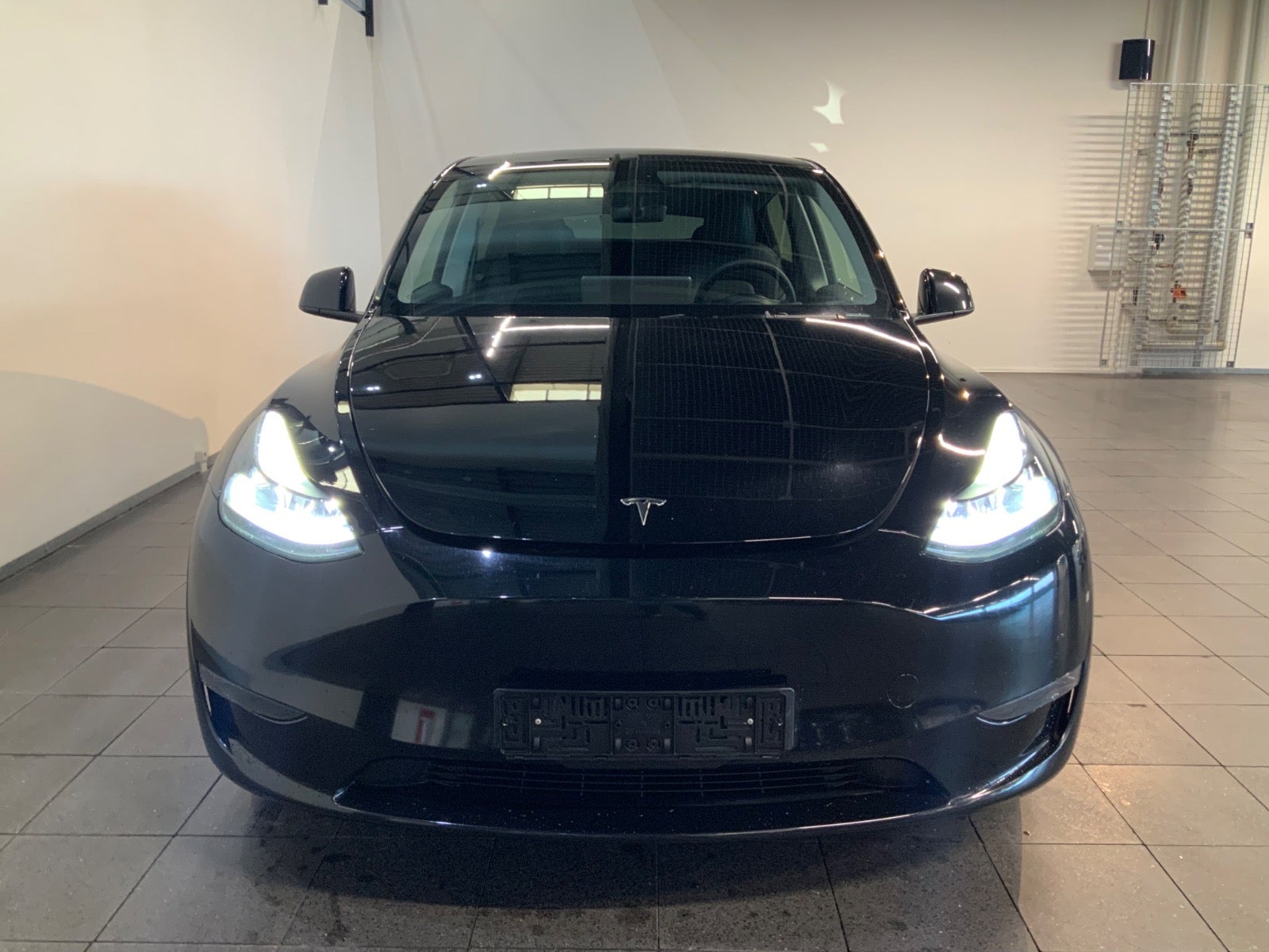 Tesla Model Y (2/8)