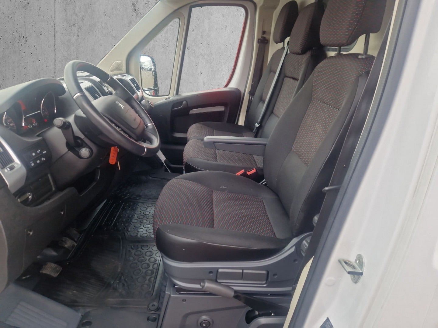 Billede af Peugeot Boxer 333 2,2 BlueHDi 140 L2H2 Premium