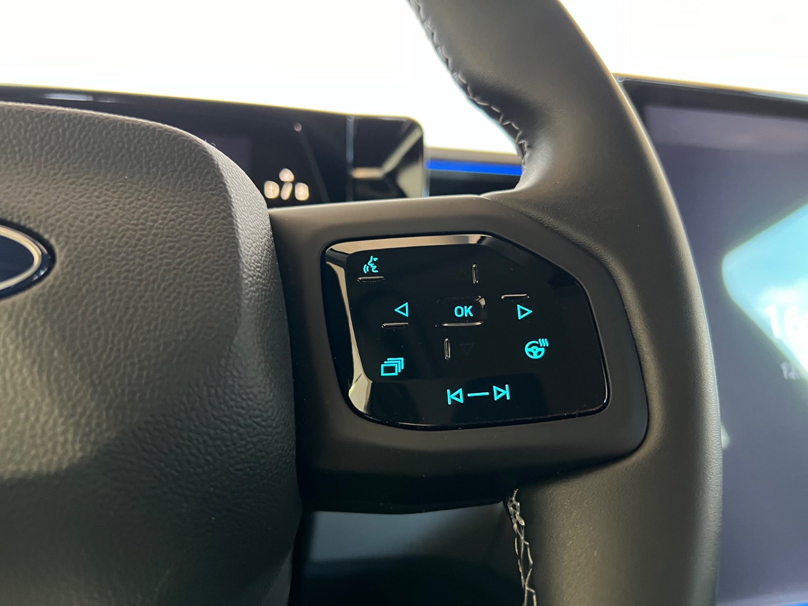 Ford Explorer Premium Extended Range