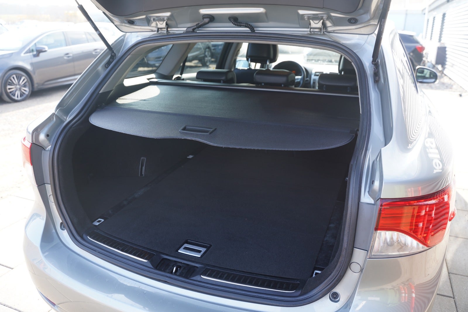 Billede af Toyota Avensis 1,8 VVT-i T2 Premium stc.