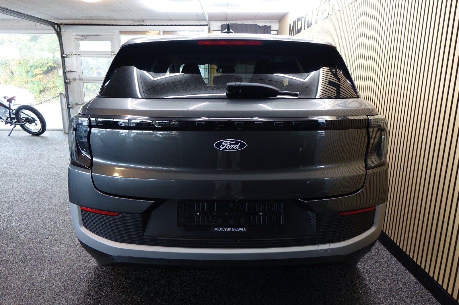 Ford Explorer Select Extended Range