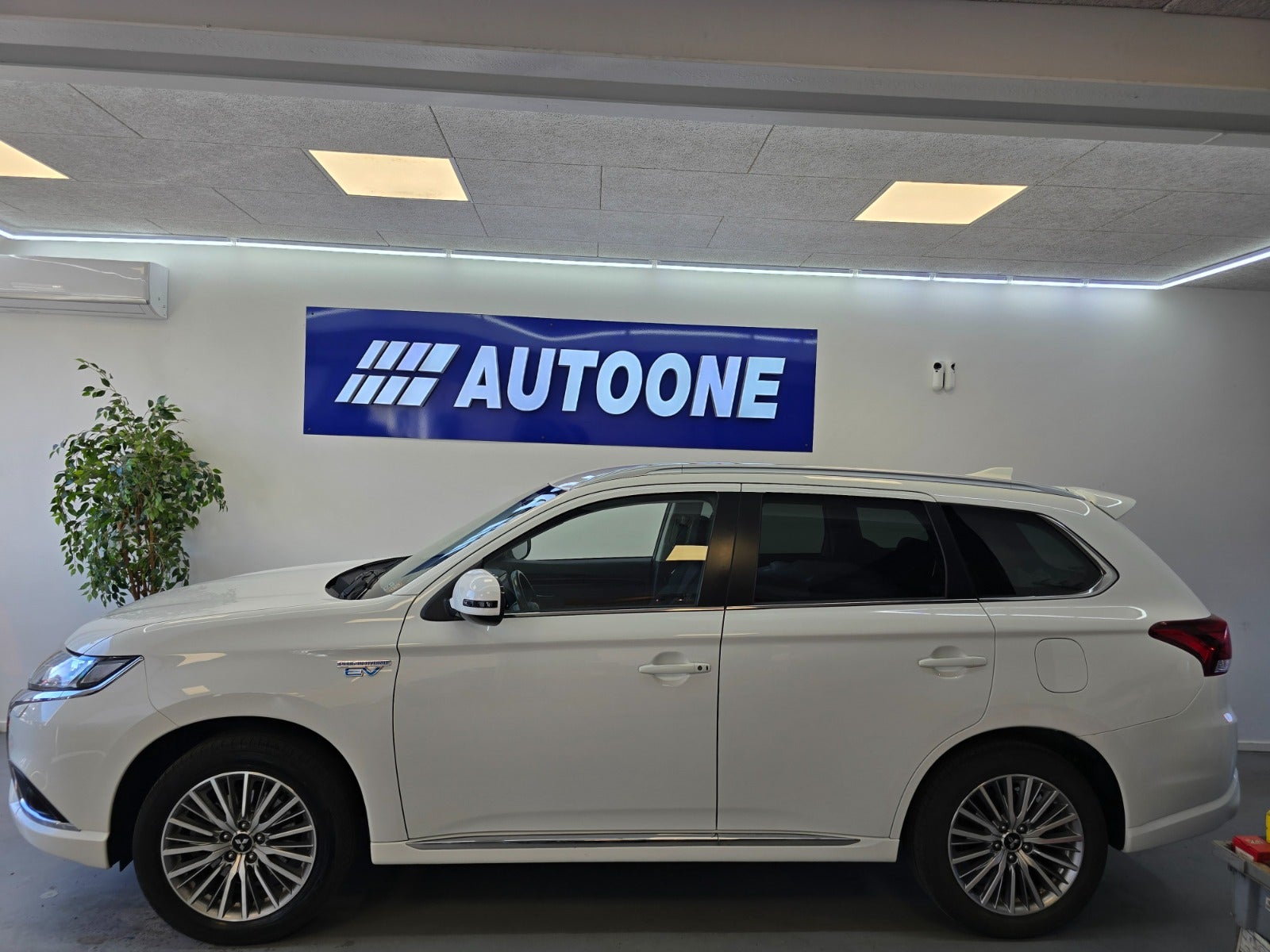 Billede af Mitsubishi Outlander 2,4 PHEV Inform+ CVT 4WD