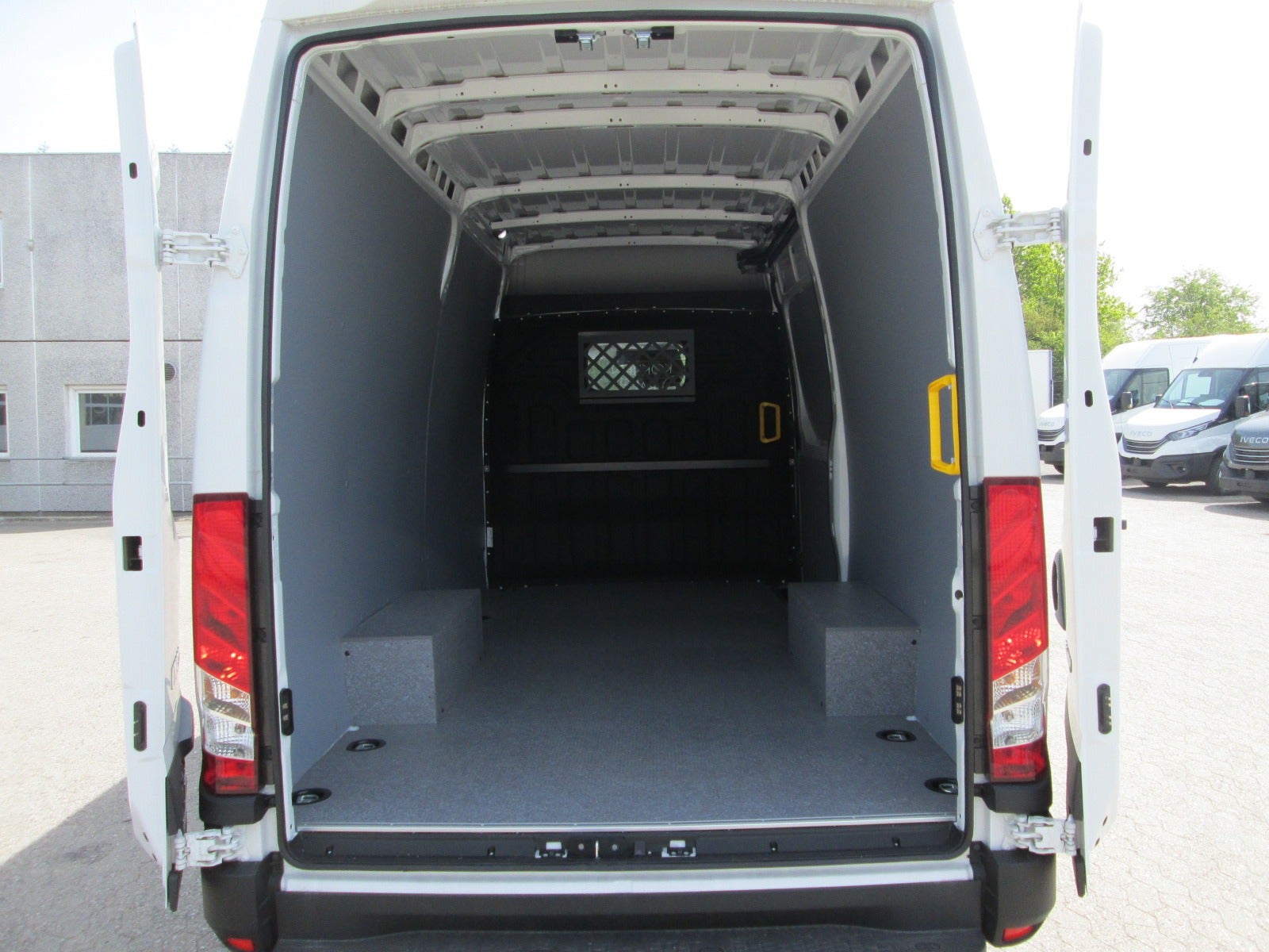 Billede af Iveco Daily 3,0 35S18 12m³ Van AG8