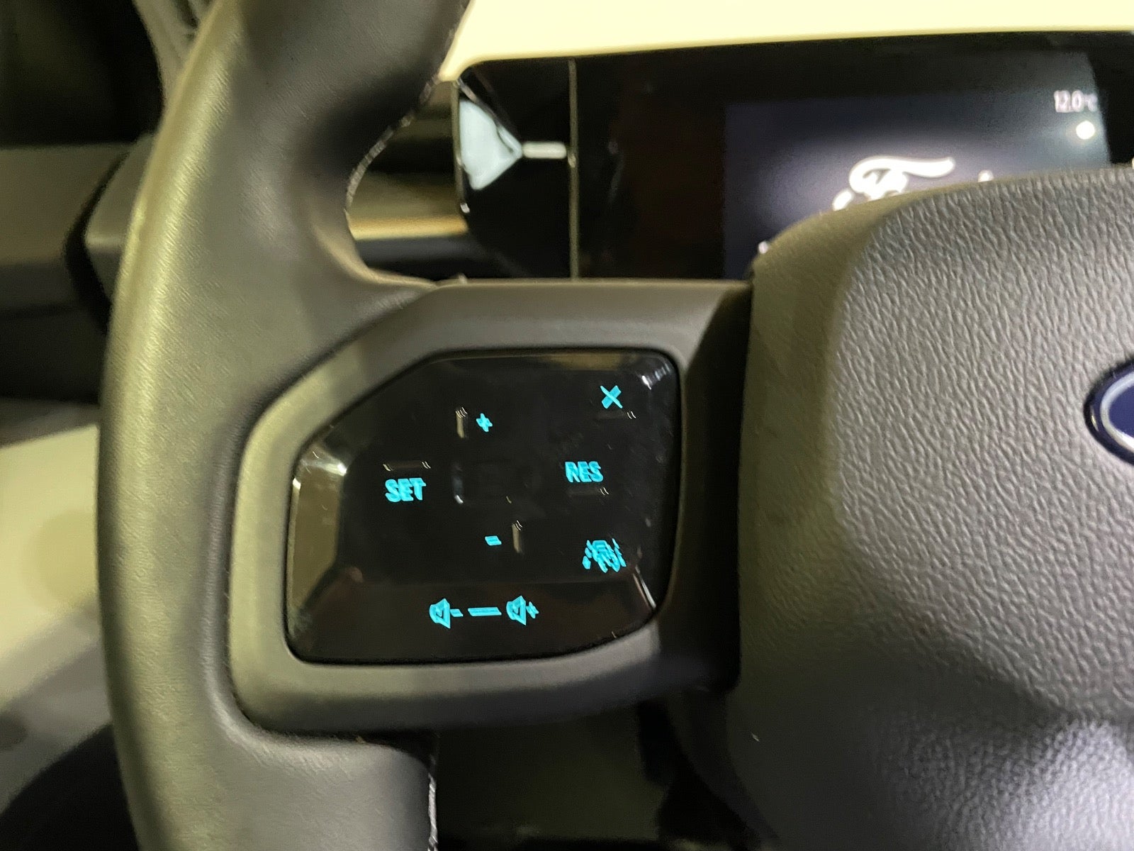 Ford Explorer Select Extended Range